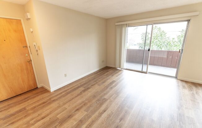 freshly remodeled 3BR/2Bth, 1064sqft penthouse apartment with an amazing location in the heart of North Berkeley's coveted Gourmet Ghetto. Move in Special----