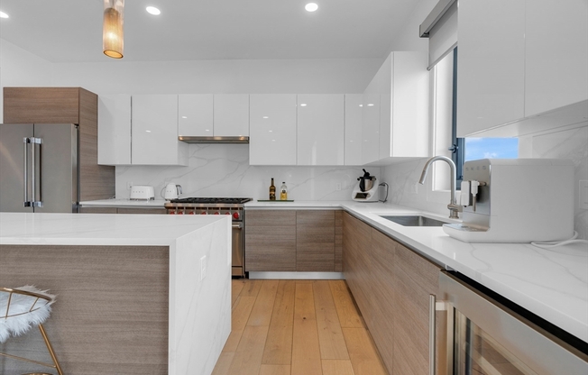 3 beds, 2 baths, 1,391 sqft, $5,500, Unit PH702