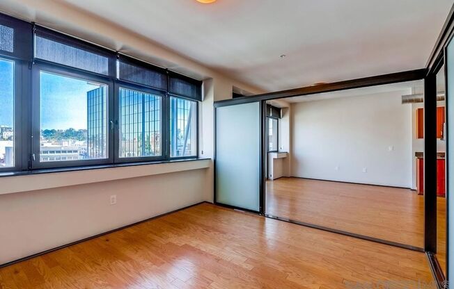 2 bedroom downtown, 2 bath and 2 parking spaces.  View! (Solara Lofts)