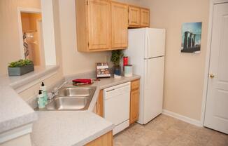 Fully Equipped Kitchen at Waterford Place Apartments, Tennessee