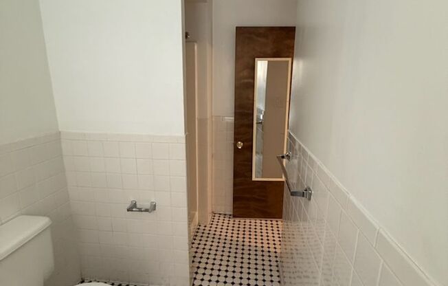 1 bed, 1 bath, 572 sqft, $1,350, Unit Old King Edward 1