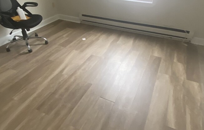 1 bed, 1 bath, $2,000, Unit 7