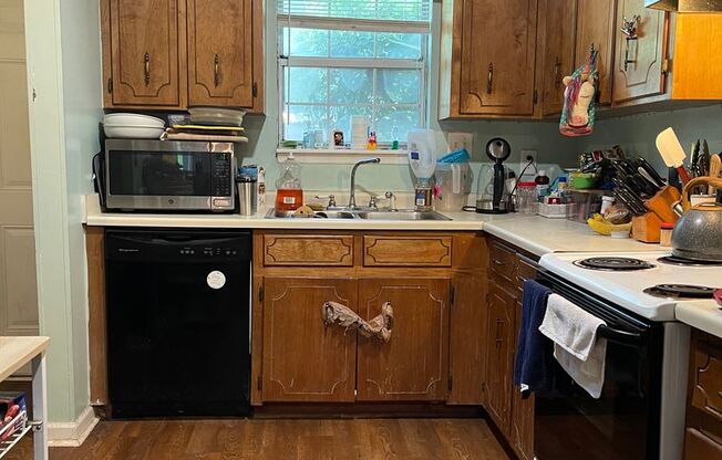 2 bedroom, 2 bath duplex in Sleepy Creek off Lumpkin Street! Available mid October!