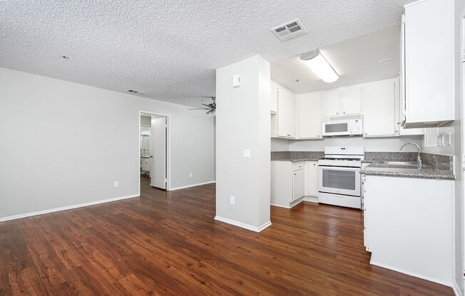 1 bed, 1 bath, 700 sqft, $2,000, Unit 19