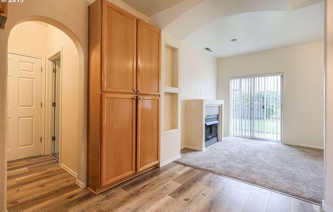 $1000 CASH BACK BONUS !! Spacious Condo with Vaulted Ceilings & Garage – Prime Vancouver Location