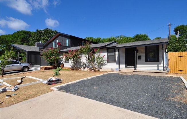 Fantastic Floorplan & Walking Distance To Restaurants and Stores