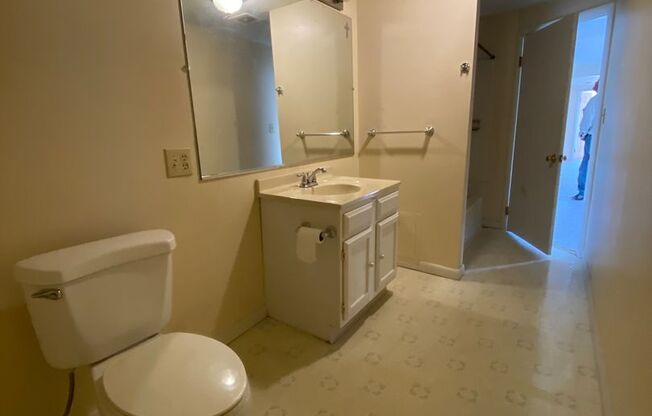 1 bed, 1 bath, $1,000, Unit 4