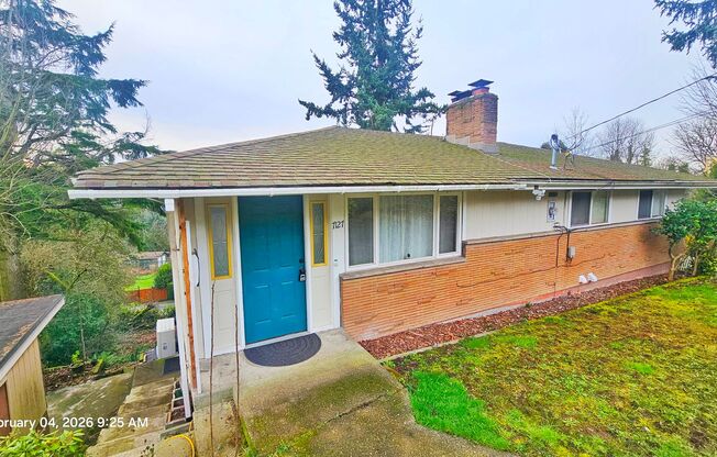 Charming 3 Bed 1.25 Bath Home in Skyway with a great view of Mt Rainier