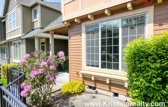 Lovely 3 BD* 2.5 Arbor Station Townhome Available! *Close by Nike & Max*Free WIFI*Dbl.Garage!