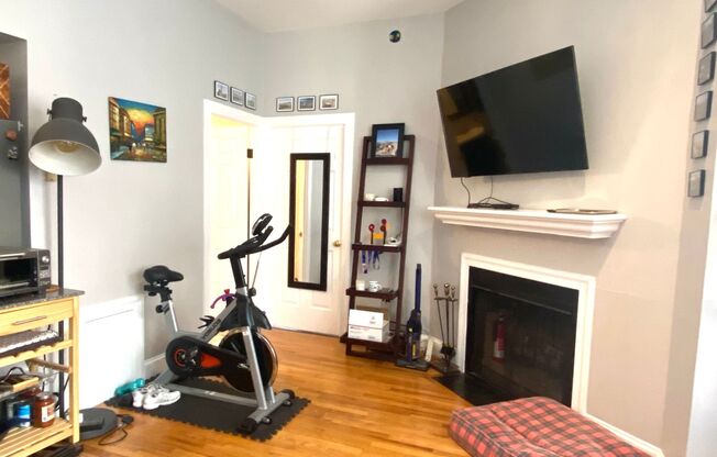 Beautiful 1-Bedroom Apartment in Fairmount with Roof Deck!