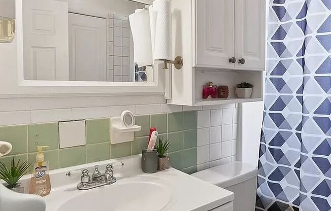 Available NOW! Beautiful/Unique 2 bed 1 bath Single Family Home for Rent!!