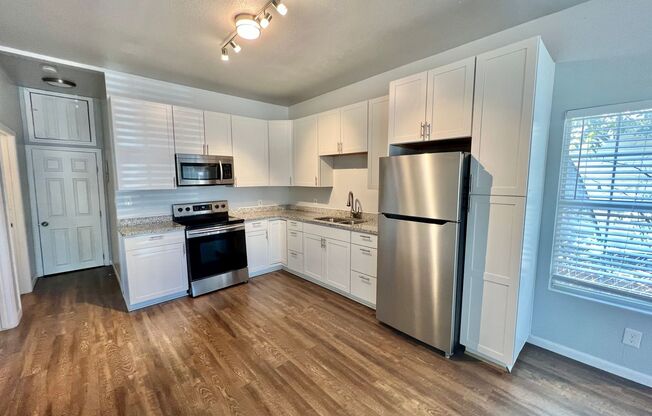 Charming 2 Bedroom, 1 Bath Duplex Near Downtown San Antonio