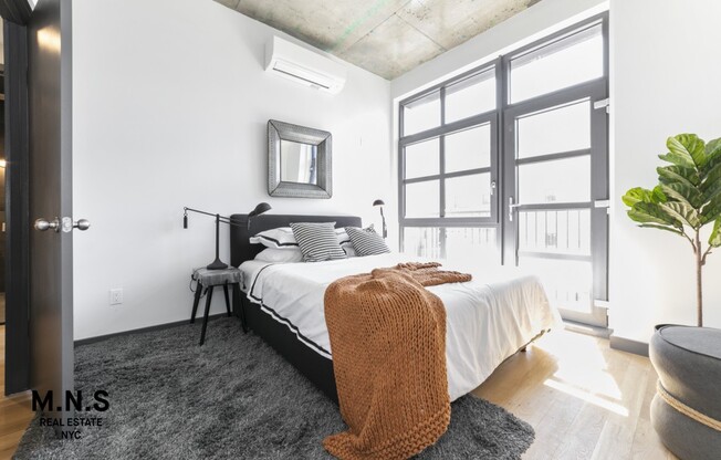 2 beds, 1 bath, $2,724, Unit J4