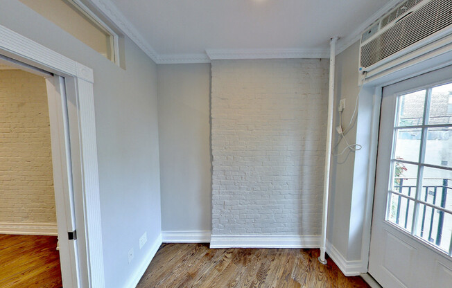 279 E 10th St