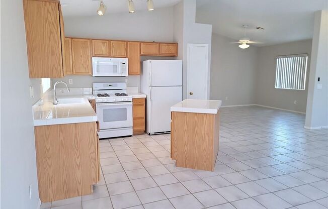 FANTASTIC SINGLE STORY HOME ON CORNER LOT IN GATED COMMUNITY!!