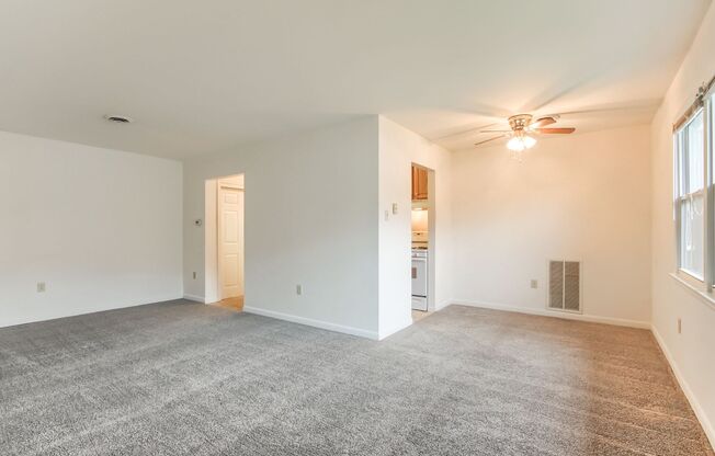 2 beds, 1 bath, $1,350, Unit 10