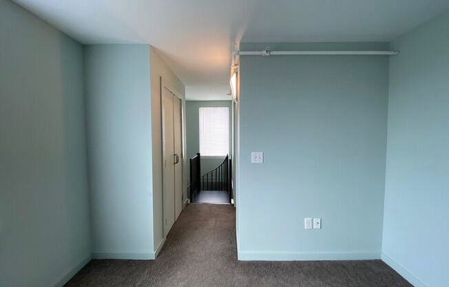 1 bed, 1.5 baths, 806 sqft, $1,350