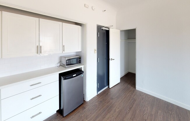 Studio, 1 bath, 160 sqft, $1,225, Unit 331