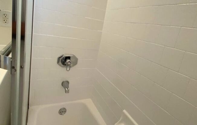 1 bed, 1 bath, $2,550, Unit 20