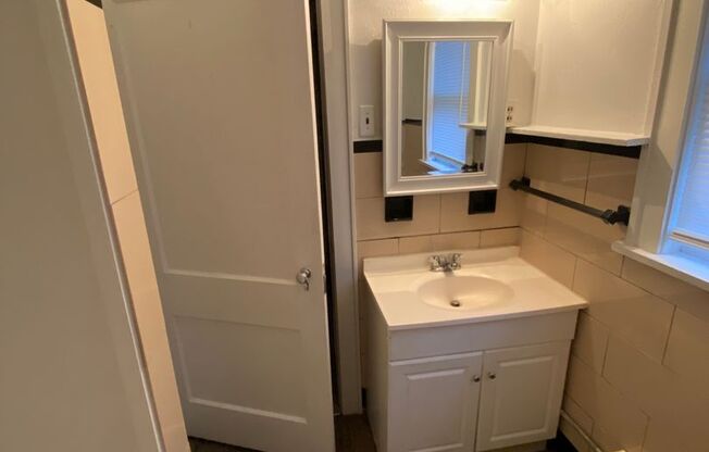 1 bed, 1 bath, 750 sqft, $900, Unit Apt #1