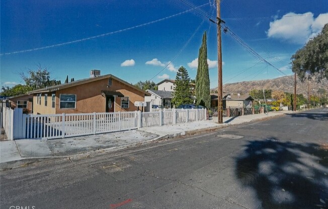 10619 RHODESIA AVE