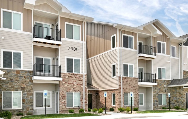 Luxury studio, one, and two bedroom apartment homes featuring granite countertops, stainless steel appliances, and fireplaces at East Lake Flats in Lincoln, NE