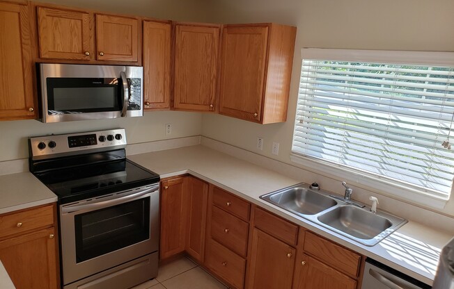 $1495.00 - 3/2/1 - Duplex - Lease Break Special