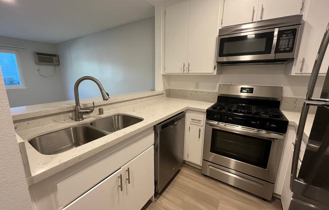 1 bed, 1 bath, 695 sqft, $1,698, Unit 112