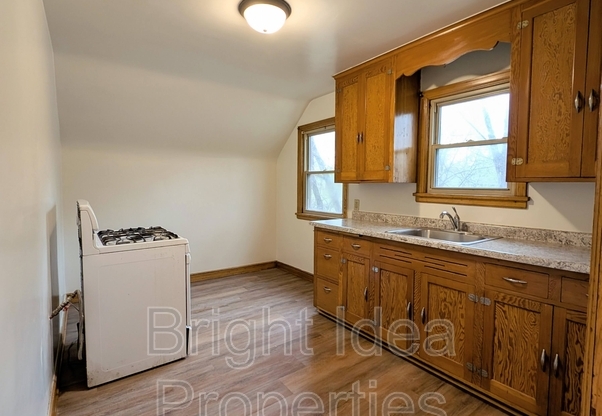 81 WINONA ST E