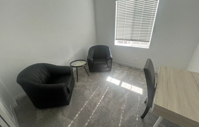 2 beds, 1 bath, $2,000, Unit UNIT # 72 20 72