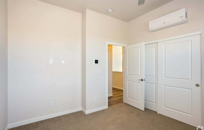 bedroom with white walls and carpet at Palisade Park Townhomes, Broomfield