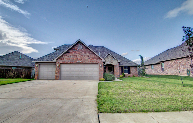 Wonderful 3 Bedroom + Bonus Room - Edmond Schools- Excellent Location, within one mile of Broadway!