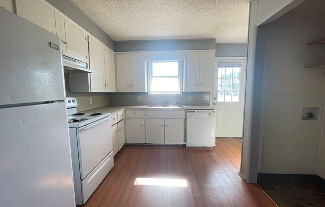 2 beds, 1 bath, 900 sqft, $850, Unit B8