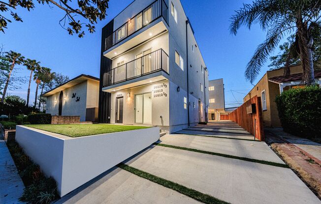 Luxury 3 & 4 Bed Townhomes | Walk to NoHo Arts District + Toluca Lake