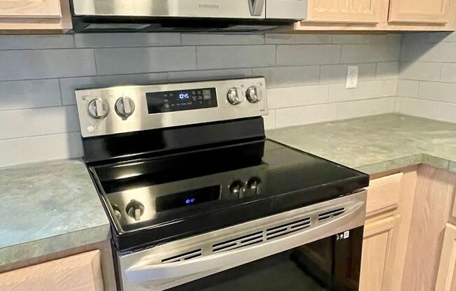 Available Now! 2Bed/1Bath