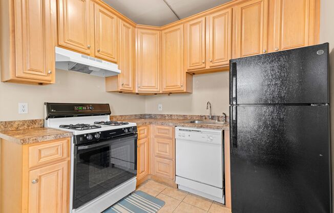 2 beds, 1 bath, $2,200, Unit 186 Camp St