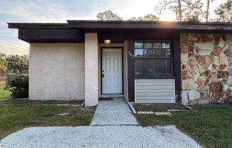 Charming 2-Bedroom Duplex on a Private Corner Lot in Lakeland, FL!