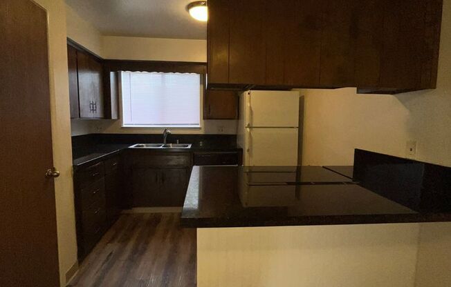 2 beds, 1 bath, 1,000 sqft, $1,350, Unit 301