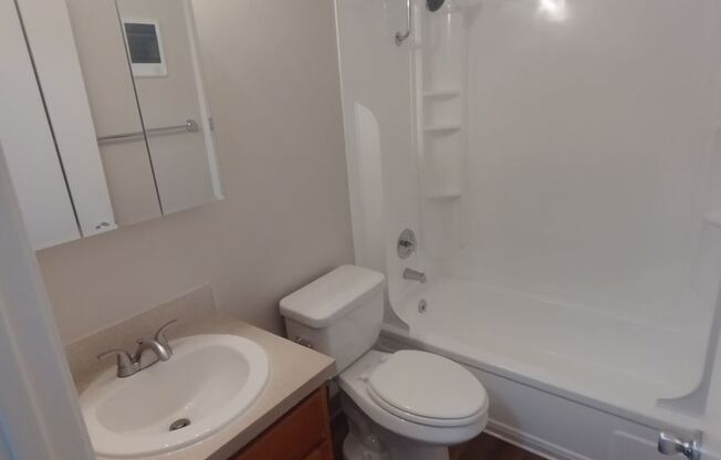 2 beds, 1 bath, 776 sqft, $1,500, Unit 069