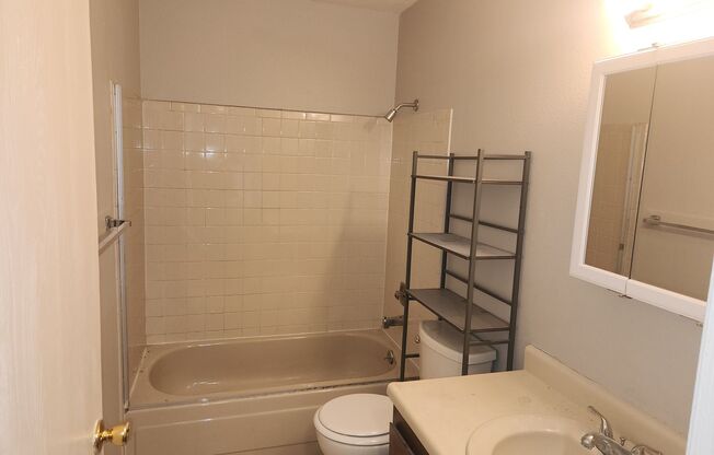 2 beds, 1 bath, $1,250, Unit C