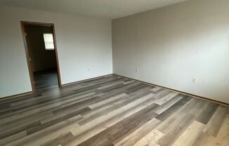 2 beds, 1 bath, $950, Unit B