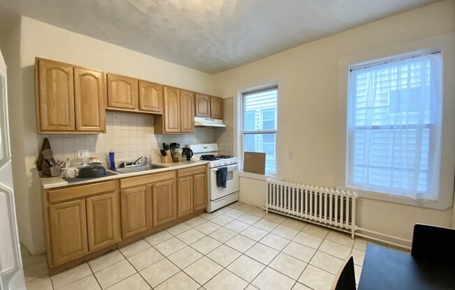 3 beds, 1 bath, $3,200, Unit 2