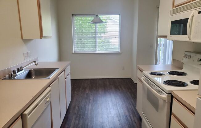 Aaron Ridge Apartments in Richland, WA with 1 or 2 Bedrooms, Pool, Fitness Center, A/C & More!
