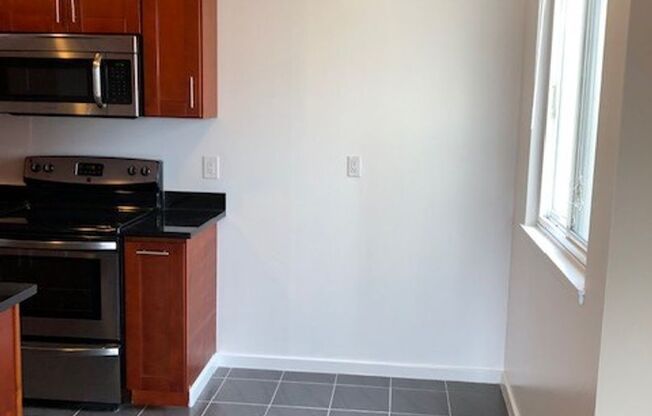 122 (725 Monterey)