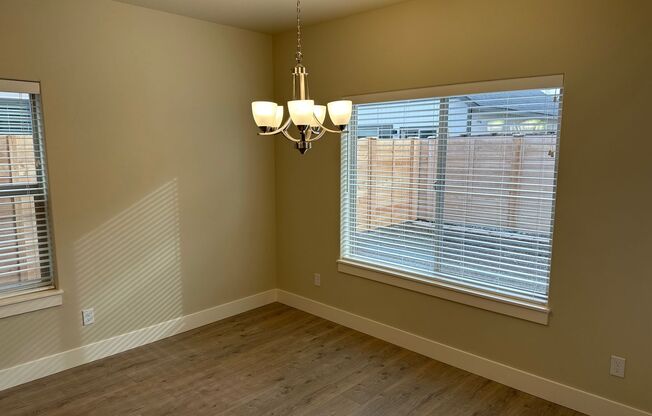 Newer SE Bend House w/A/C, 3 Bdrms, 2.5 Baths, 2160 Sq Ft, EVO OUTLET, Access to Pool, Dbl Garage