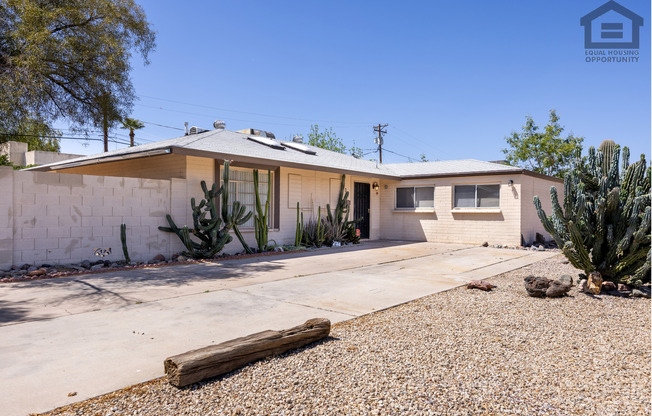 3Bed/2Bath House at 19th Ave/Camelback! Ready for Immediate Move-In! -- NO HOA! CORNER LOT!