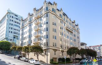 Pacific Heights: Unfurnished 2nd Floor Apt w/ Garage Parking & Shared Roof Deck