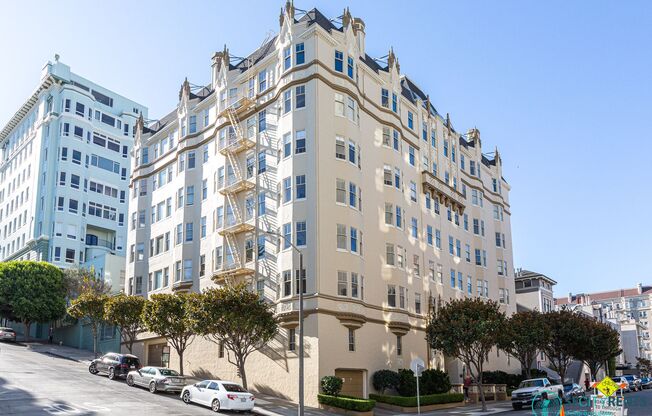 Pacific Heights: Unfurnished 2nd Floor Apt w/ Garage Parking & Shared Roof Deck