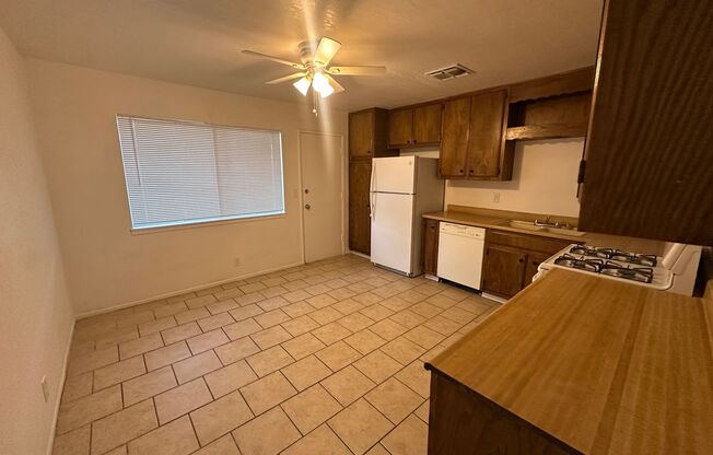 2 beds, 1 bath, 824 sqft, $1,000, Unit B