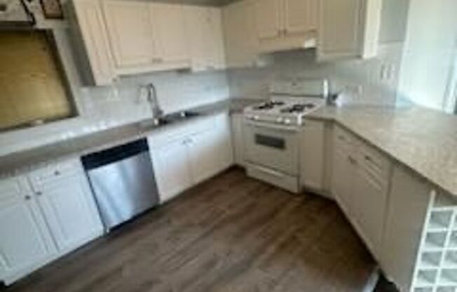 Large 3 bedroom 2 bathroom Condo with Central AC, Hardwood Floors, and more...